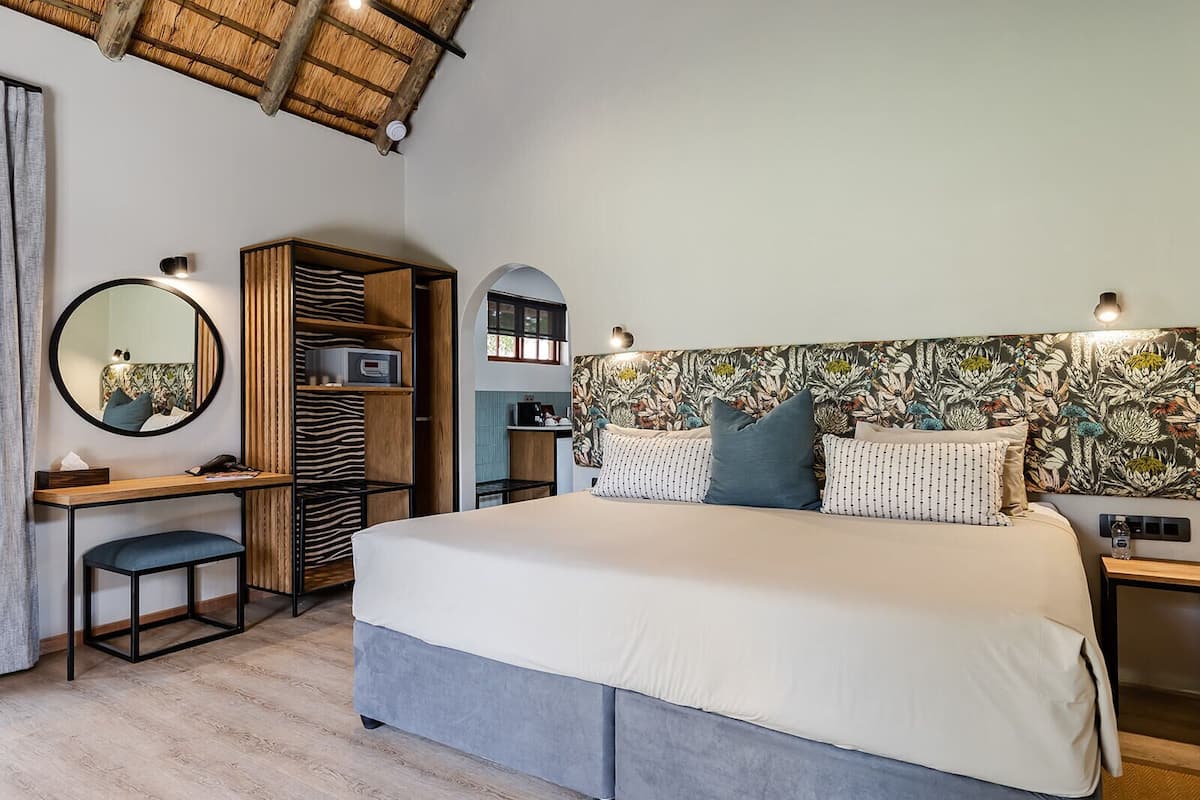 Minibar, caja de seguridad en la habitación y ropa de cama