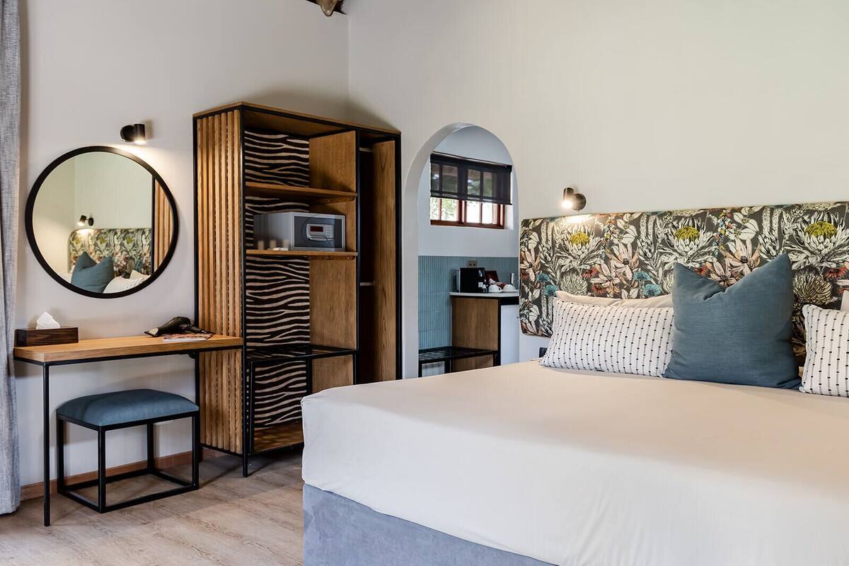 Minibar, caja de seguridad en la habitación y ropa de cama