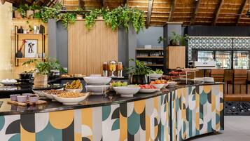 2 restaurants; breakfast, lunch and dinner served