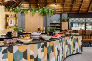 2 restaurants; breakfast, lunch and dinner served  - Hippo Hollow Country Estate (Mbombela)