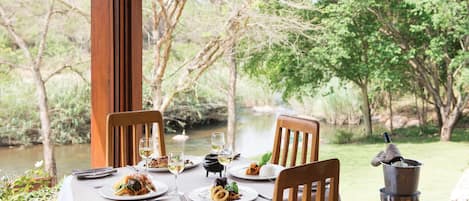 2 restaurantes, se sirve desayuno
