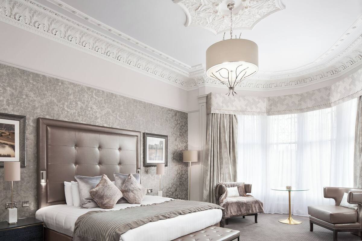 Luxe tweepersoonskamer | Een bureau, een strijkplank/strijkijzer, gratis wifi, beddengoed