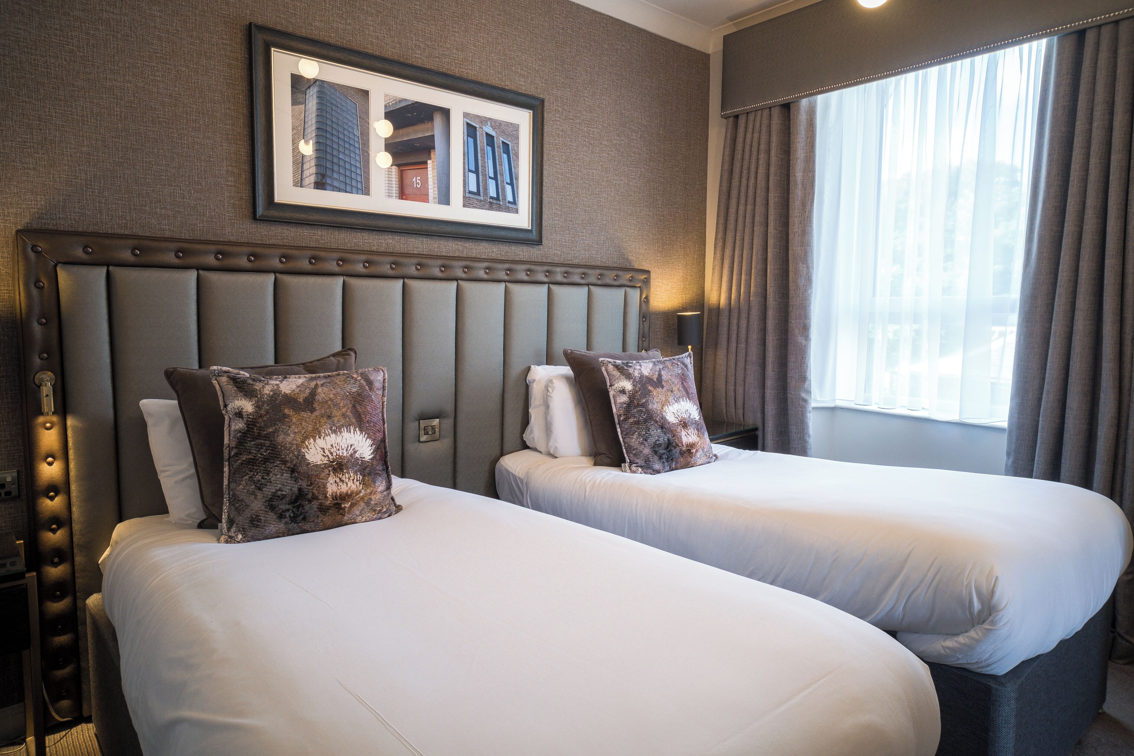 Chambre Deluxe avec lits jumeaux | Bureau, fer et planche à repasser, Wi-Fi gratuit, draps fournis