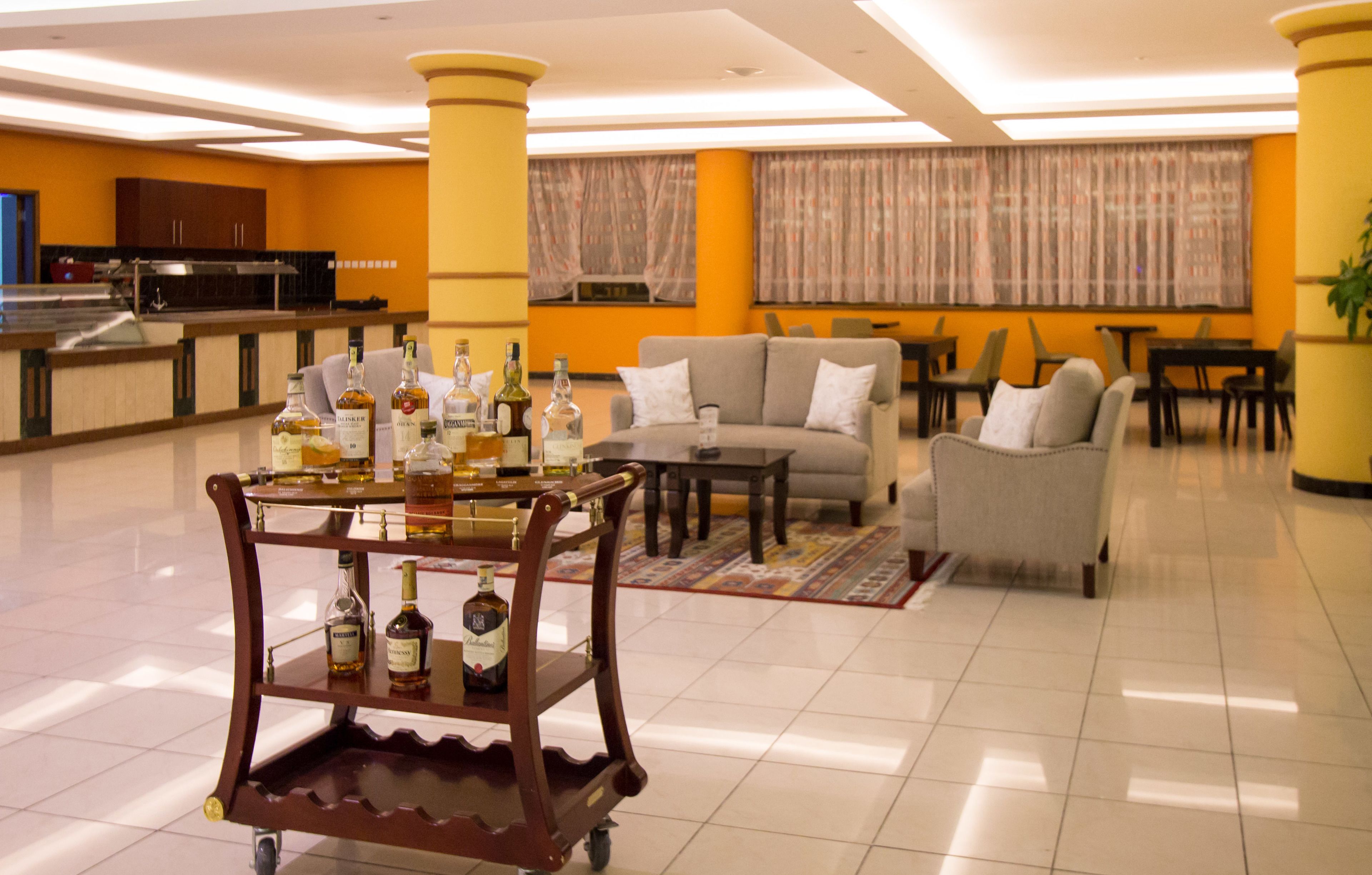 Een hotel lobby met een bar, banken en een salontafel.