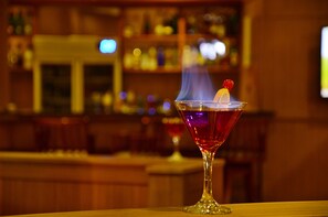 3 bars/lounges