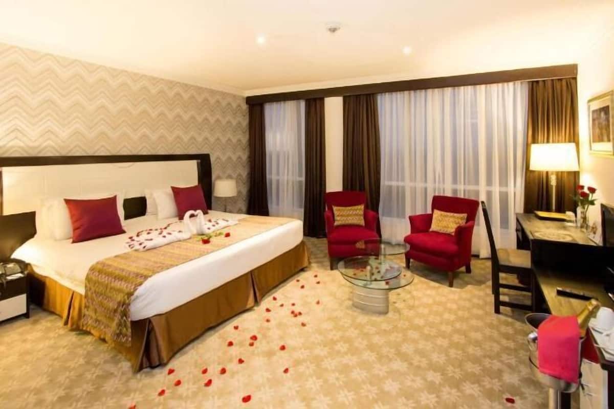 Premium bedding, minibar, in-room safe, desk