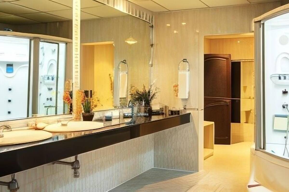 Bathroom | Free toiletries, hair dryer, bathrobes, slippers
