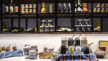 Un buffet con diverse pietanze e condimenti.