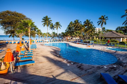 Piscine extérieure, chaises longues