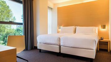 Daunenbettdecken, Minibar, Zimmersafe, Schreibtisch