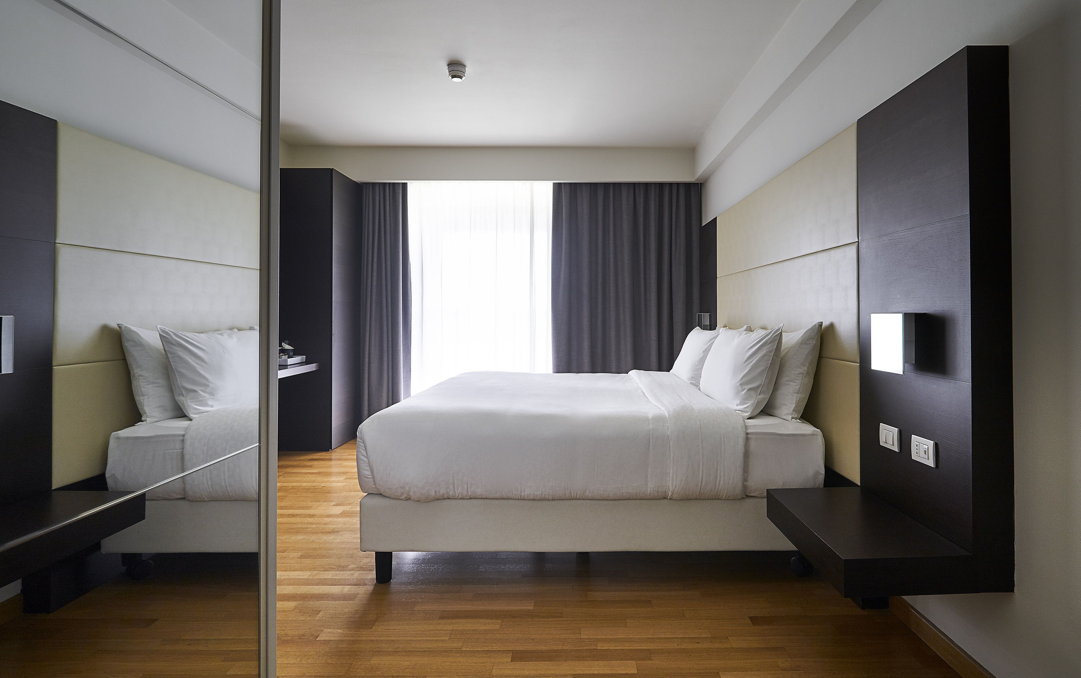 suite, 1 double bed, non smoking | down duvets, minibar, in-room safe, desk