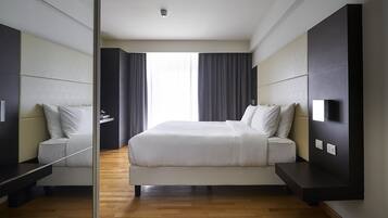 Suite, 1 Tempat Tidur Double | Selimut bulu angsa, minibar, brankas, dan meja kerja