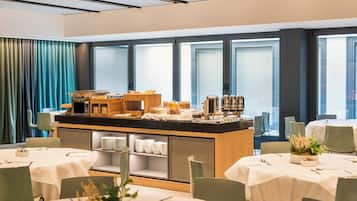 Desayuno buffet diario (EUR 21 por persona)
