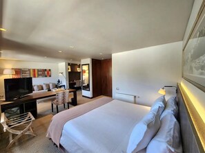 Minibar, Zimmersafe, Schreibtisch, Verdunkelungsvorhänge