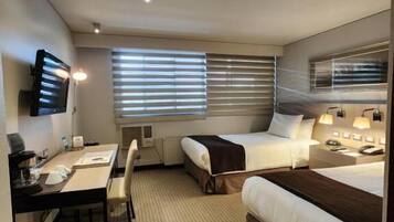 Minibar, caja fuerte, escritorio y cortinas opacas