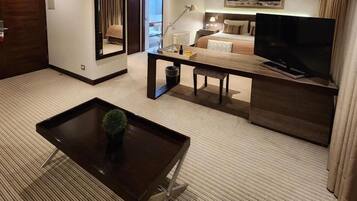 Minibar, una cassaforte in camera, una scrivania, tende oscuranti
