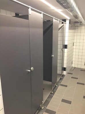6-Bed Private Room Shared Bathroom | Badezimmer