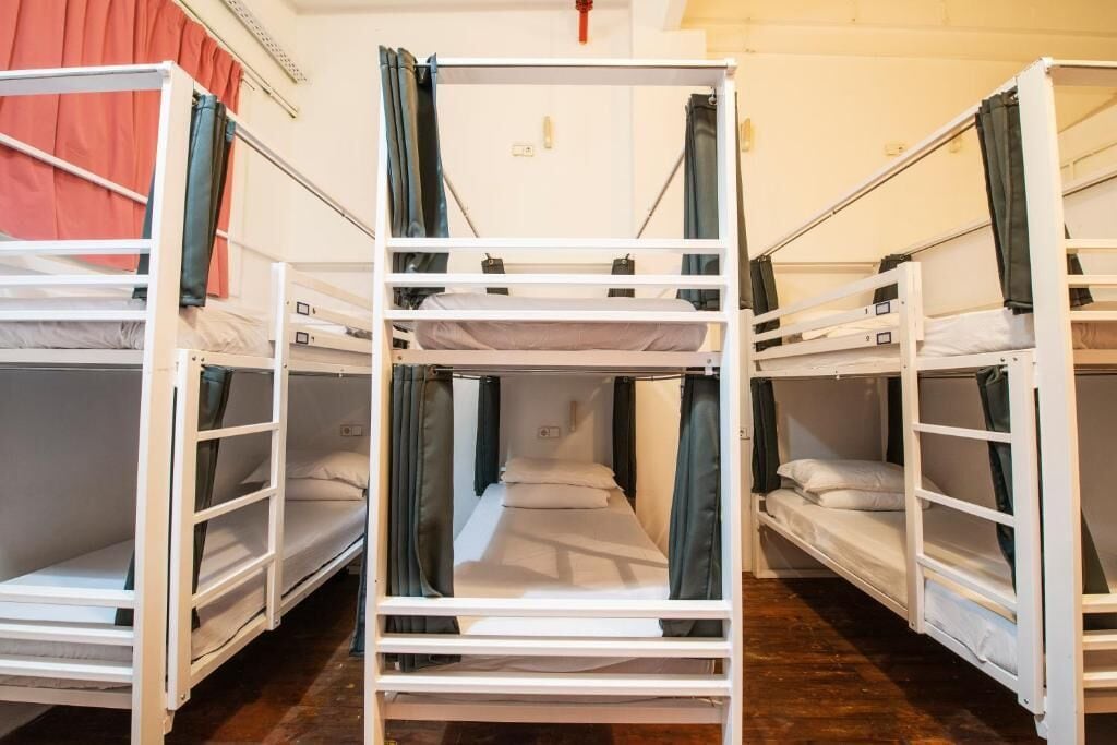 Un dormitorio con literas dispuestas en fila.