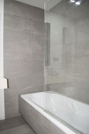 Habitación triple superior | Baño | Toallas