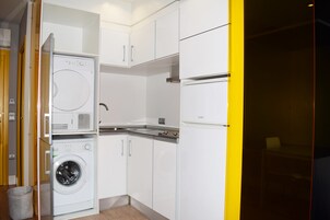 Estudio estándar | Cocina privada | Tostadora, arrocera y utensilios de cocina