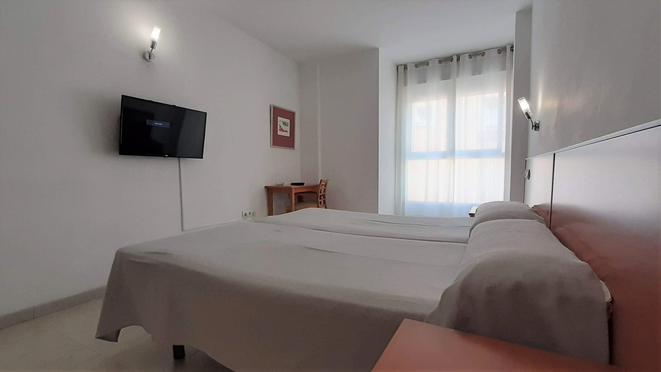 Twin Room | Desk, free WiFi, bed sheets