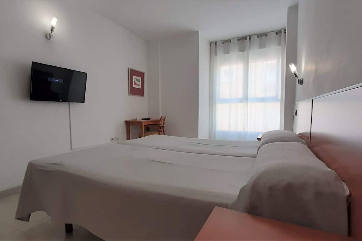 ห้องทวิน | โต๊ะทำงาน, Wi-Fi ฟรี, ผ้าปูที่นอน