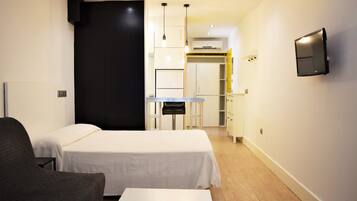 Habitación triple superior | Zona de estar | Una televisión LCD