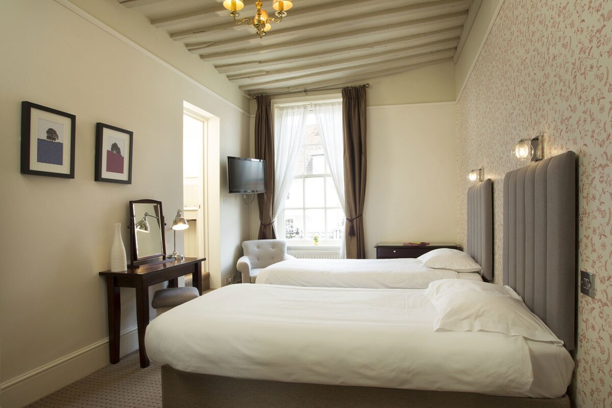 Premium bedding, desk, free WiFi, individually decorated