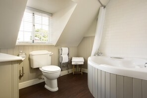 Double Room | Bathroom | Combined shower/bathtub, deep-soaking bathtub, free toiletries - The George Hotel (Cranbrook)
