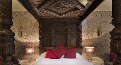 The George Hotel