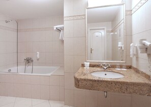 Bañera con ducha, secador de pelo