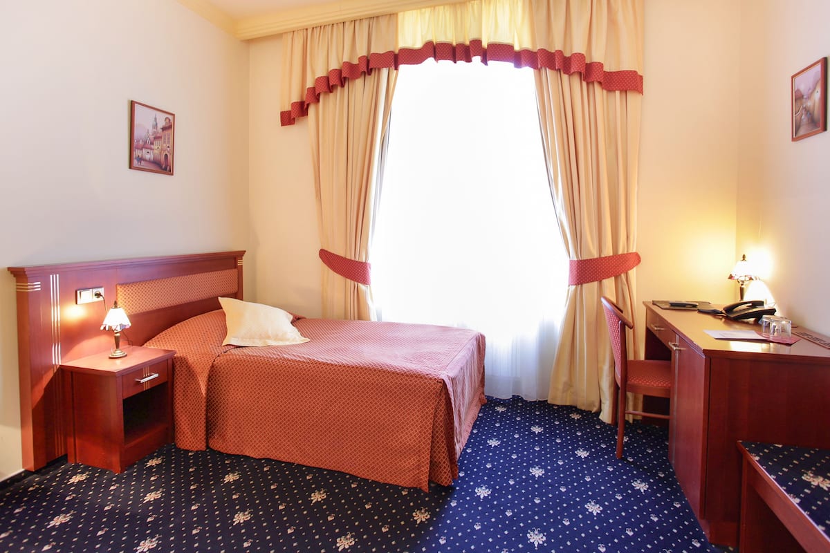 Camera singola | Biancheria da letto ipoallergenica, minibar, una cassaforte in camera