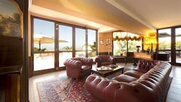 Coin salon dans le hall