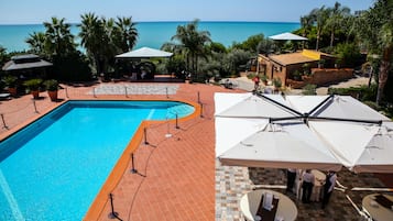 Piscina stagionale all'aperto, ombrelloni da piscina, lettini