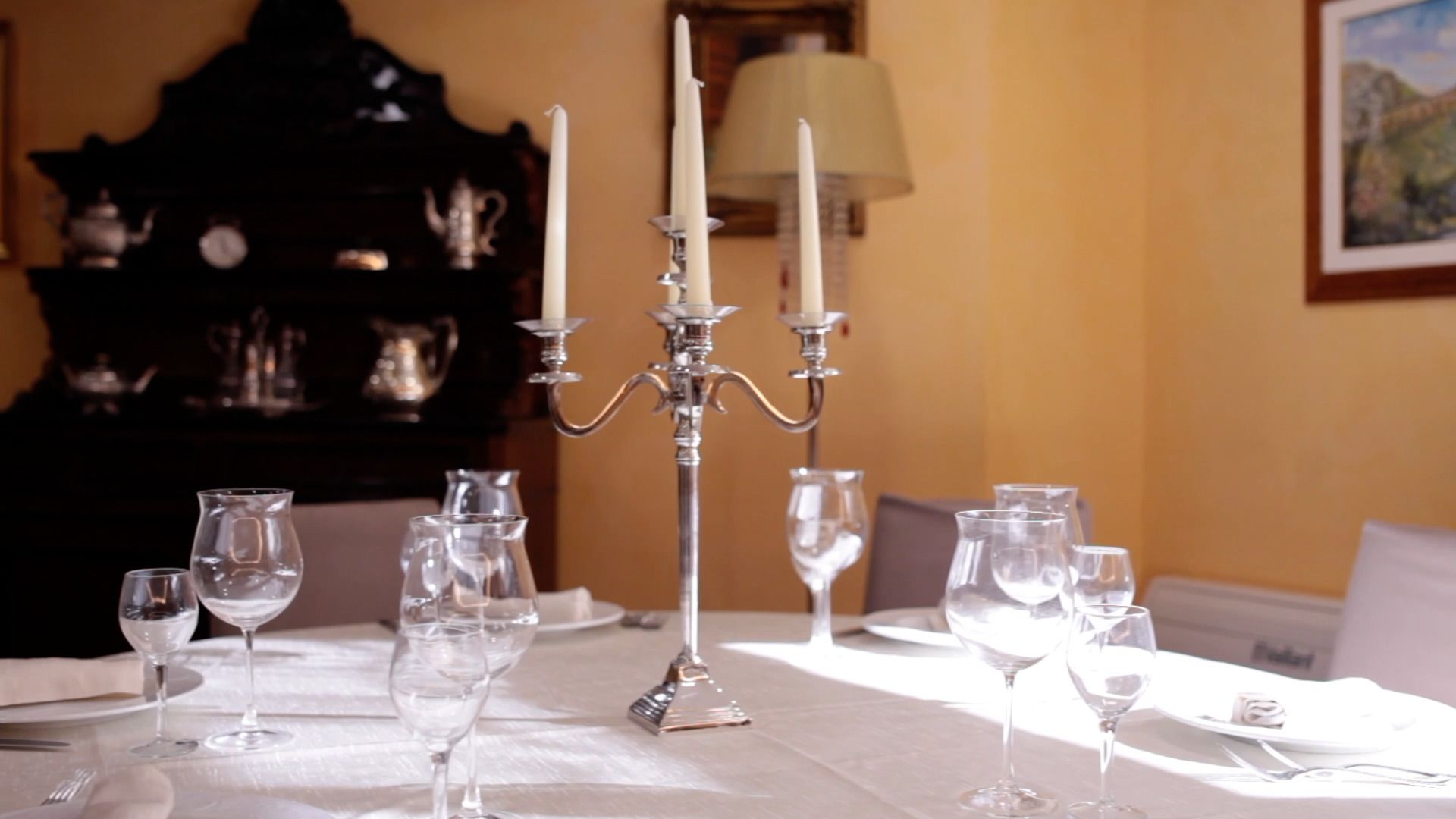 breakfast, lunch and dinner served