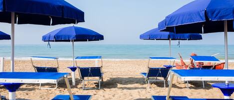 Playa privada, sillas reclinables de playa, sombrillas, toallas de playa