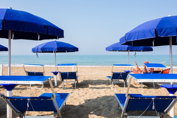 私家海滩、沙滩椅、海滩遮阳伞、沙滩毛巾