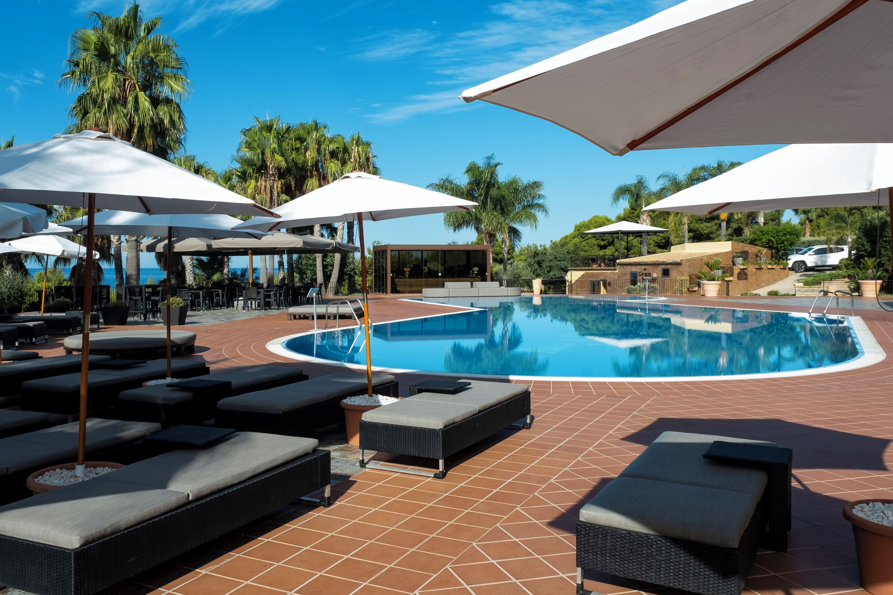 Sesongbasert utendørsbasseng, bassengparasoller og solsenger