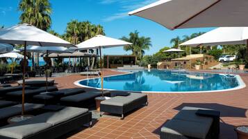 Sesongbasert utendørsbasseng, bassengparasoller og solsenger