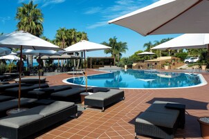 Piscina externa sazonal, guarda-sóis, espreguiçadeiras