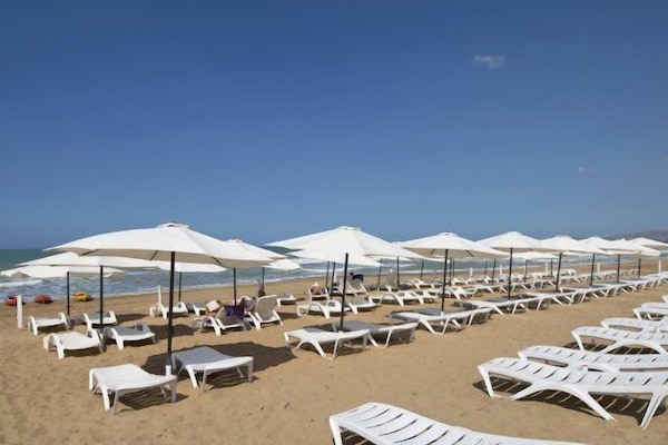 Plage privée, chaises longues, parasols, serviettes de plage