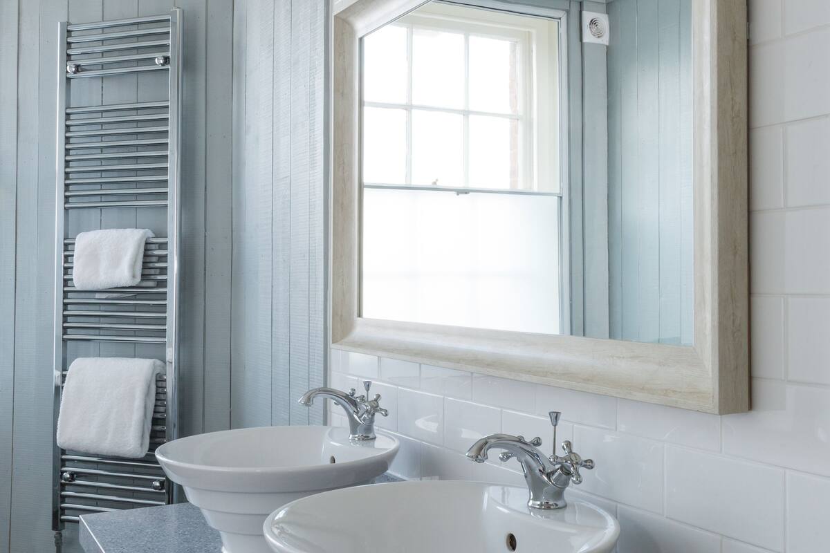 superior double room | bathroom sink