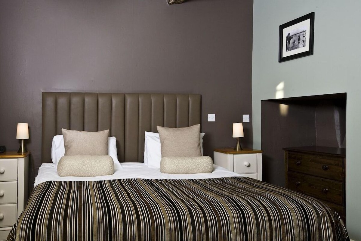 Premium bedding, desk, WiFi (free), individually decorated