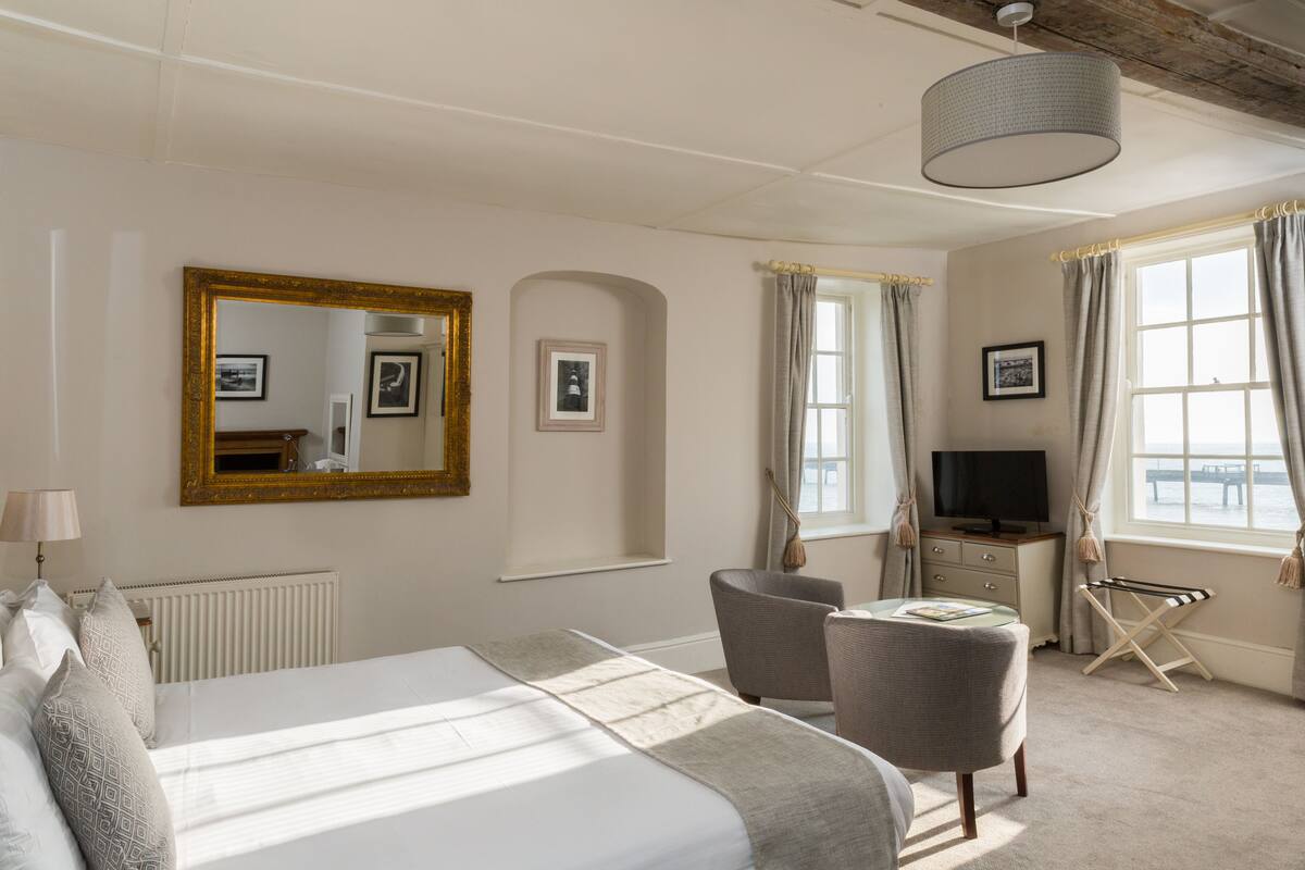 Premium bedding, desk, WiFi (free), individually decorated