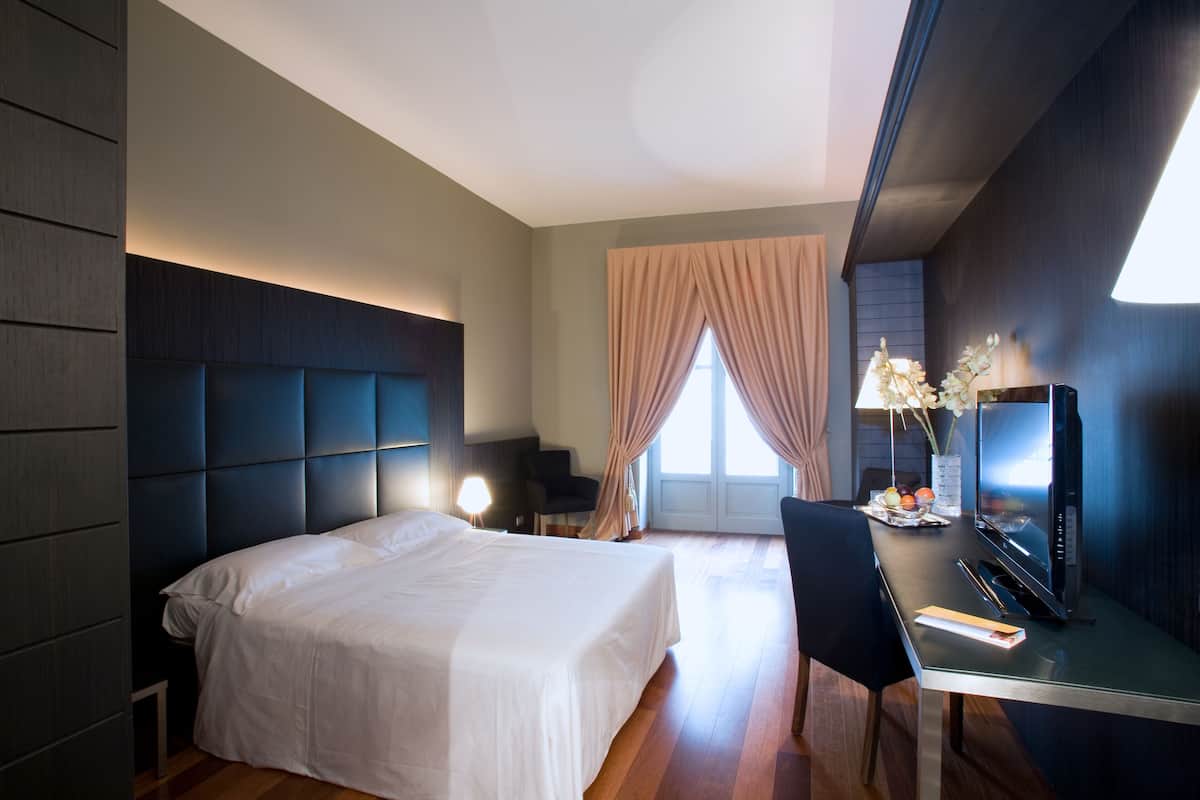 1 bedroom, hypo-allergenic bedding, minibar, in-room safe