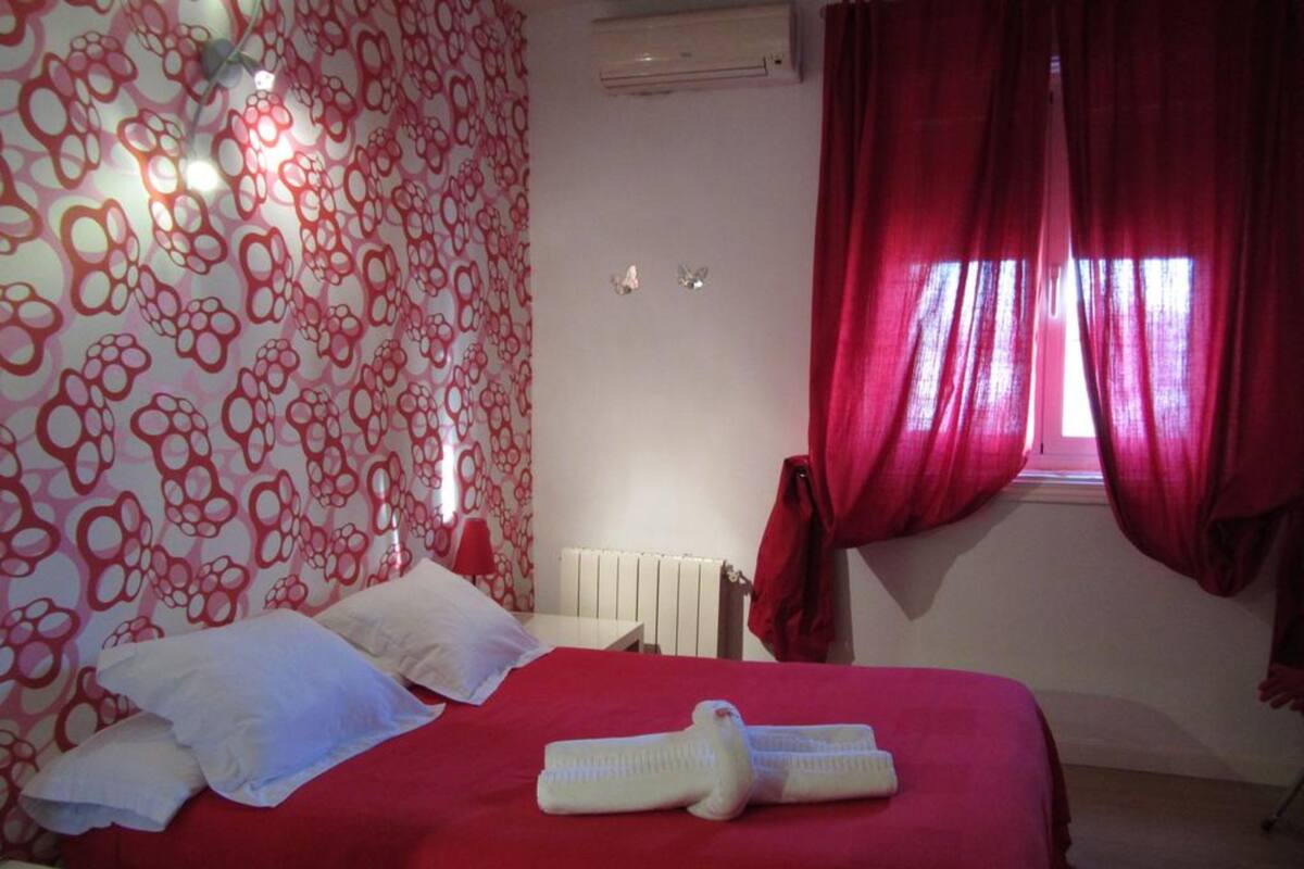 Iron/ironing board, rollaway beds, free WiFi