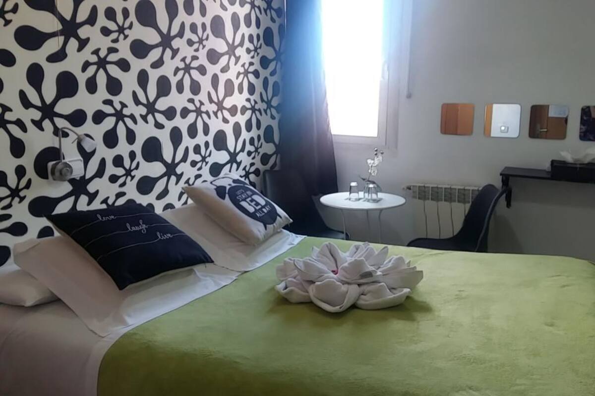 Iron/ironing board, rollaway beds, free WiFi