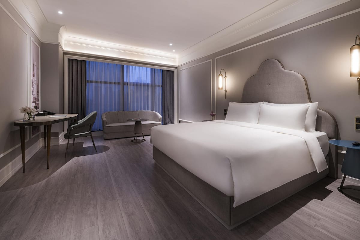 Deluxe Room, 1 King Bed | 1 bedroom, premium bedding, down comforters, free minibar