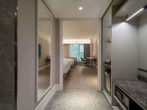 1 bedroom, premium bedding, down comforters, free minibar