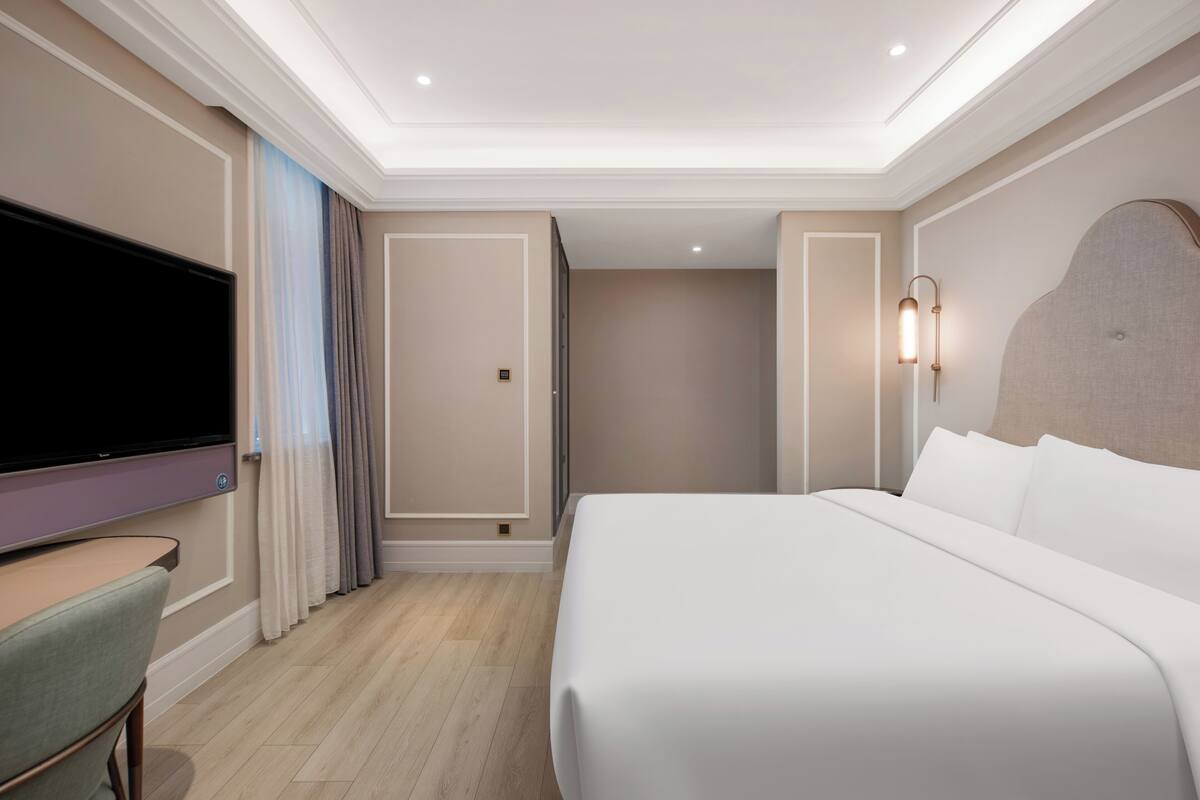 Standard Room, 1 King Bed | 1 bedroom, premium bedding, down comforters, minibar (free items)